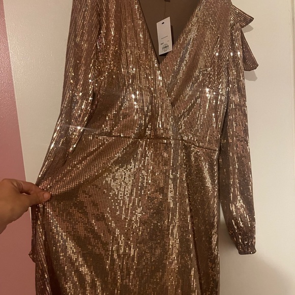 Cara Santana by Nine West. Beautiful gold sequins dress with matching belt. - Picture 8 of 12